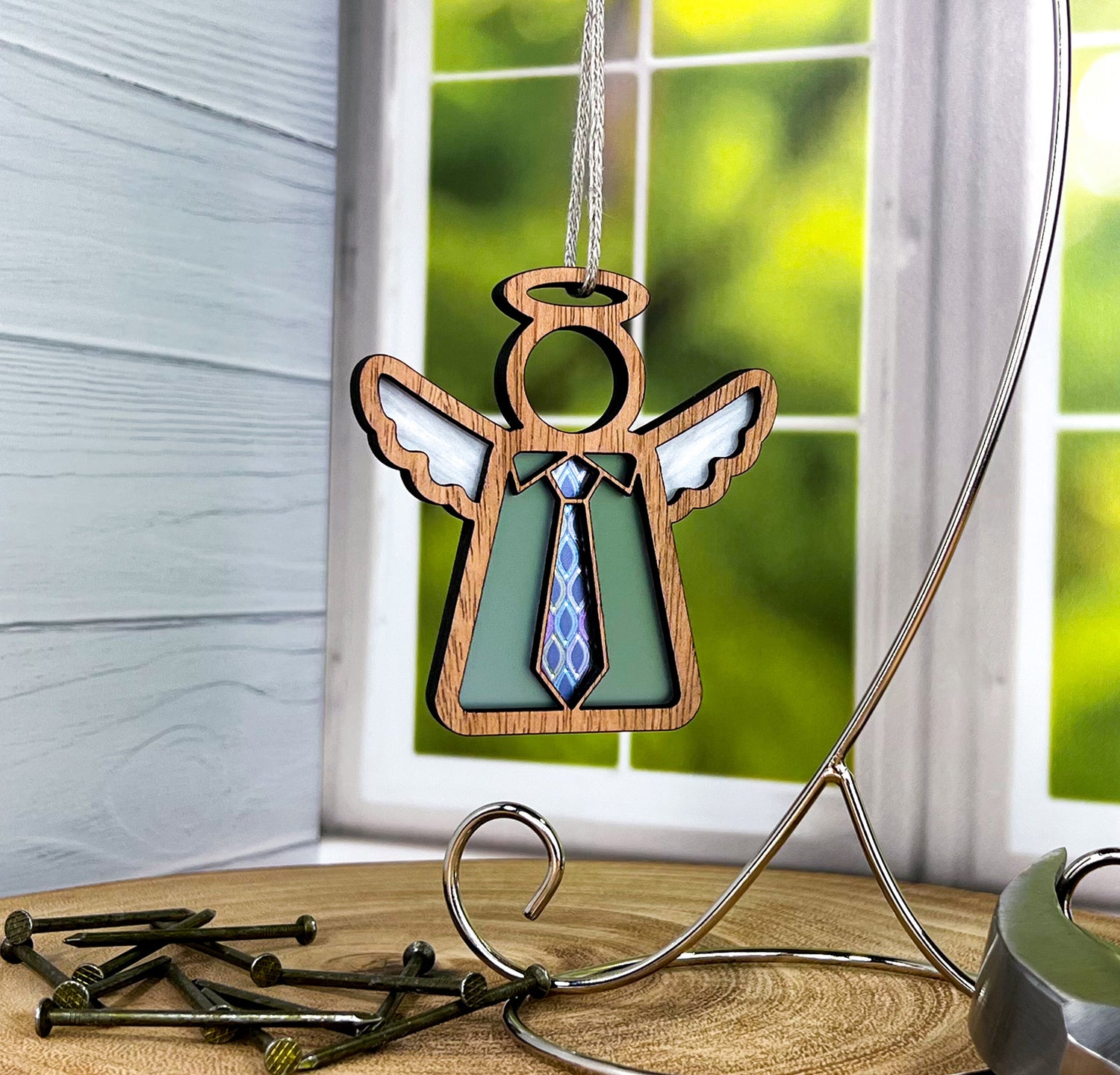 An angel ornament with a tie design, ideal as a Father's Day gift from a daughter, also suitable for use as a decoration or a memorial gift.